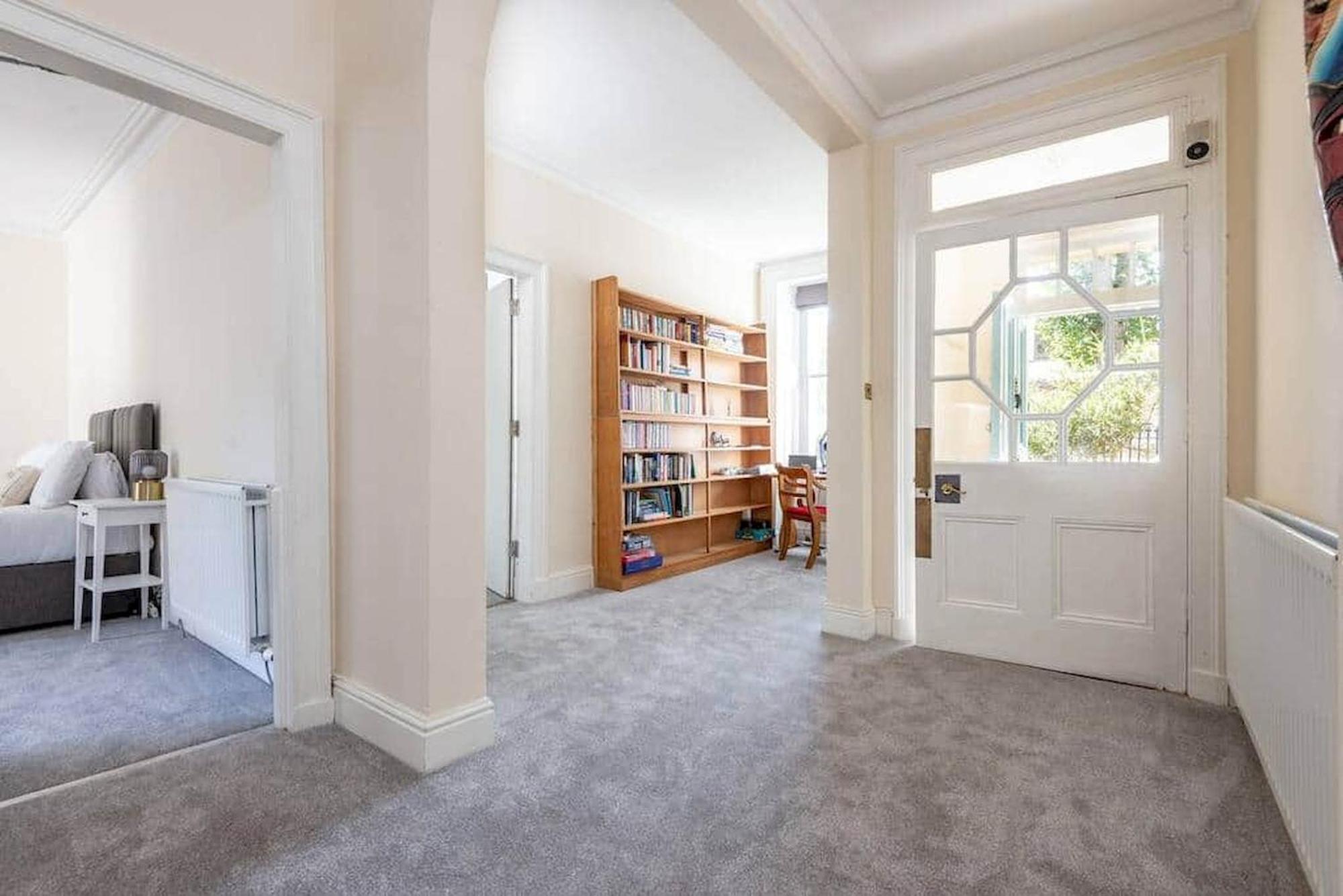 Skye Sands - Westview House Apartment